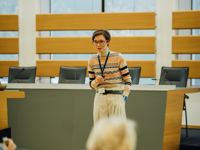 Sprecherin führt in das Tagesprogramm ein (vergrößerte Bildansicht wird geöffnet)
