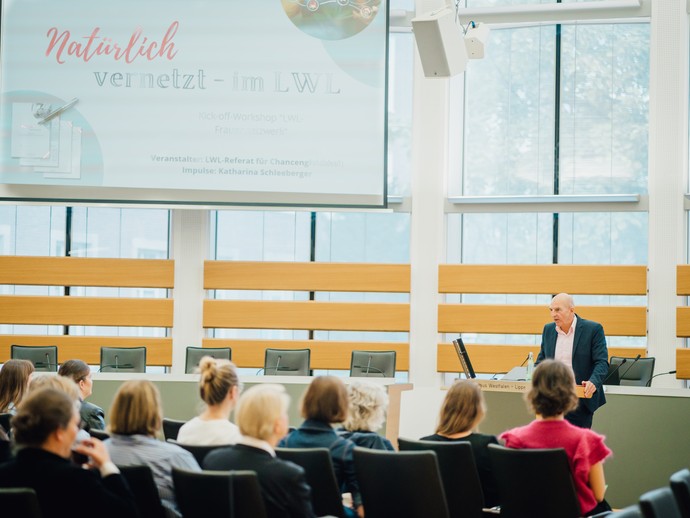 Begrüßung im Plenarsaal durch den Landesdirektor (vergrößerte Bildansicht wird geöffnet)