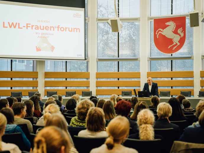 Begrüßung im Plenarsaal durch den Landesdirektor (vergrößerte Bildansicht wird geöffnet)