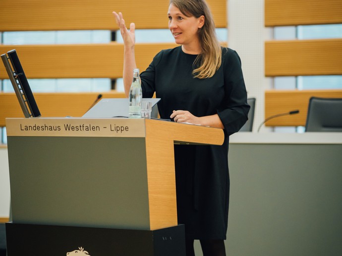 Gleichstellungsbeauftragte führt in den Workshop ein (vergrößerte Bildansicht wird geöffnet)