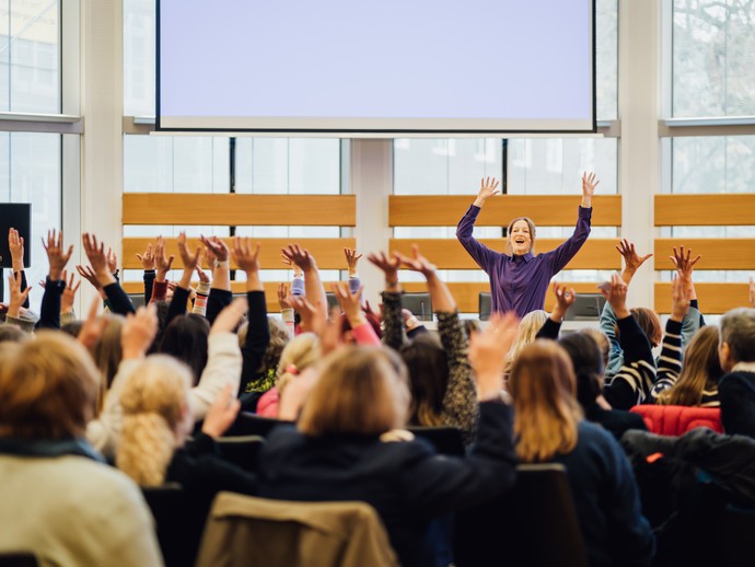 Improvisationstheater im Plenarsaal (vergrößerte Bildansicht wird geöffnet)