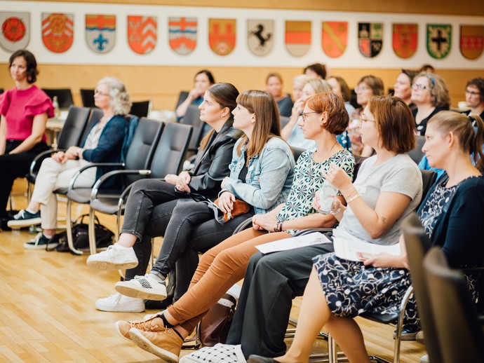 Workshop-Teilnehmerinnen im Plenarsaal (vergrößerte Bildansicht wird geöffnet)