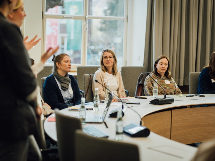Teilnehmerinnen im Workshop (vergrößerte Bildansicht wird geöffnet)