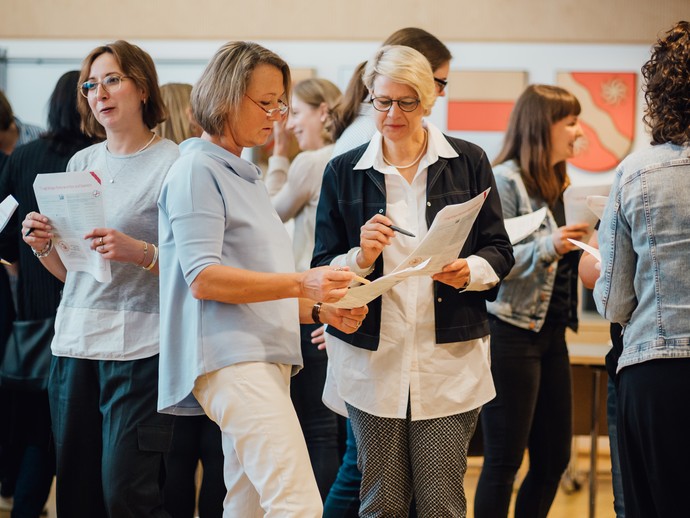 Teilnehmerinnen im Workshop (vergrößerte Bildansicht wird geöffnet)
